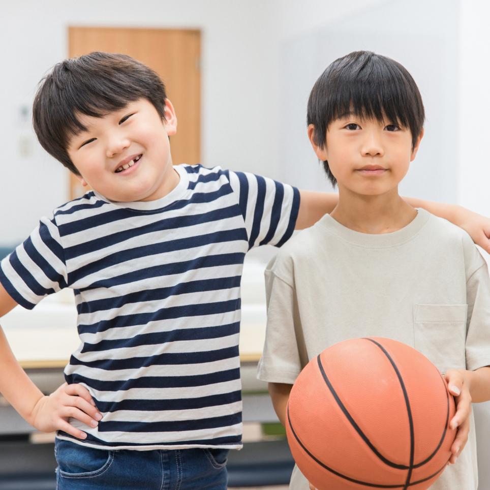 2人の男の子が笑顔でこちらを見ている写真