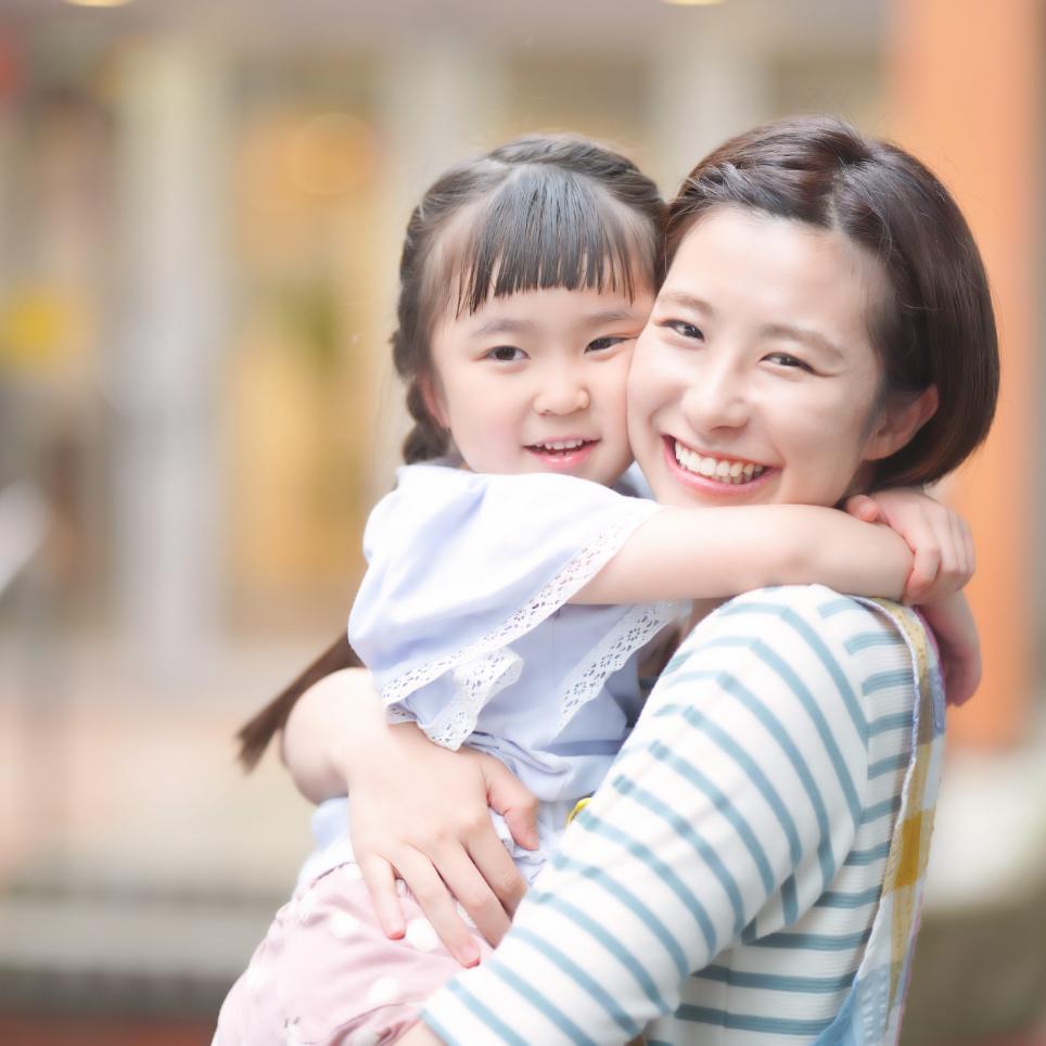 子供と保育者が仲良く抱き合っている写真