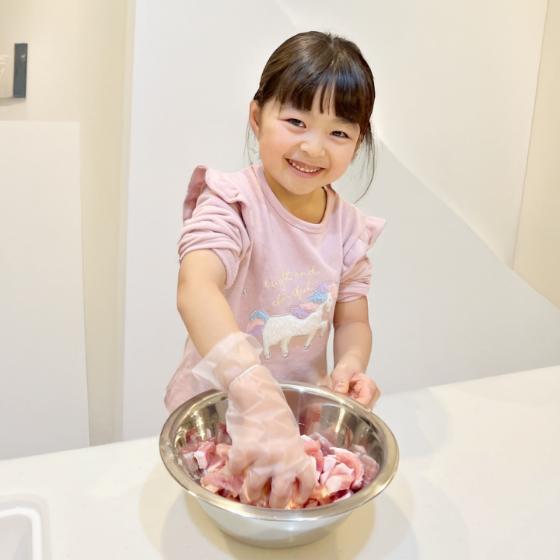 女の子が料理の食材を混ぜている写真